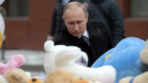 Путин Кемерово хотноо очиж, амиа алдагсдад хүндэтгэл үзүүллээ
