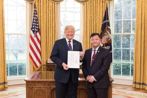 Элчин сайд Ё.Отгонбаяр, Трампт жуух бичгээ гардуулан өгчээ