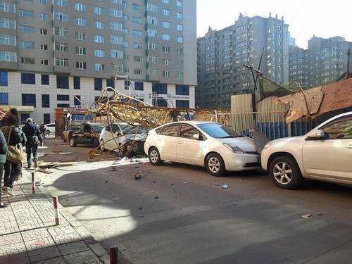 Барилгын кран нурж, машин эвдлээ