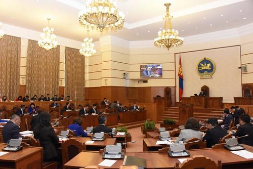 Газар өмчлүүлэх хуулийн төслийг анхны хэлэлцүүлэгт шилжүүллээ