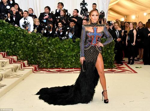 Met Gala: Нүд гялбам даашинзаар гоёсон ОДОД