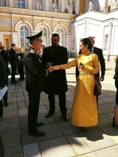 Путины тангараг өргөх ёслолд Монгол дээлээрээ гоёв
