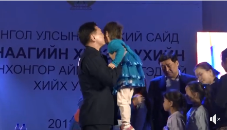Эцэг, эх нь ослоор нас барсан охидод байр бэлэглэжээ