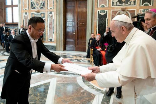 Элчин сайд Л.Пүрэвсүрэн Ромын Папад ИЖБ-ээ барилаа