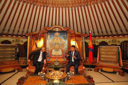 УГЗ, хөгжмийн зохиолч Б.Шарав Ерөнхийлөгчийг тоглолтондоо урилаа