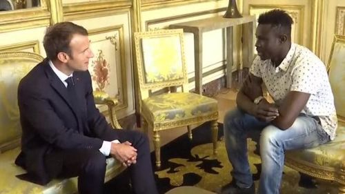 Макрон бяцхан хүүг аварсан “хүн аалз”-тай уулзжээ