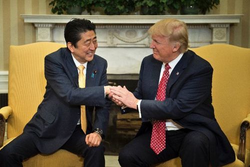 Түүхэн уулзалтын өмнө Трамп, Абе нар уулзахаар тохиролцжээ