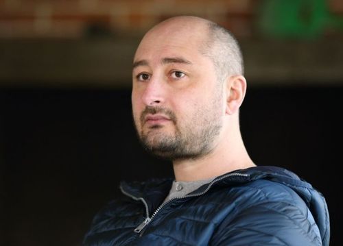 Орос сэтгүүлчийг эхнэртэй нь хамт буудаж, хөнөөжээ