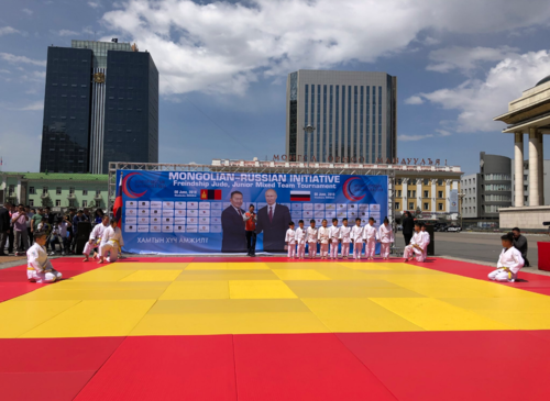 Орос, Монголын жүдочид төв талбайд халз барилдаж байна