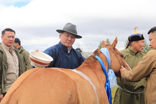 Ерөнхий сайд У.Хүрэлсүх түрүү соёолонгийн галаар зочиллоо