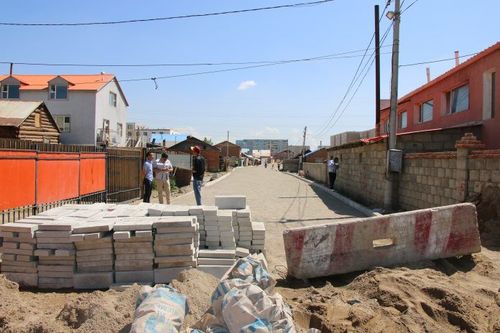 Нэг айл газар чөлөөлөөгүйгээс болж замын ажил саатлаа