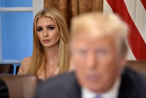 Трампын охин хувцасны брэндээ хаахаар боллоо