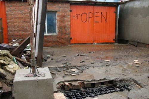 Үерийн ус зайлуулагч дээр барьсан байшинг буулгаж байна