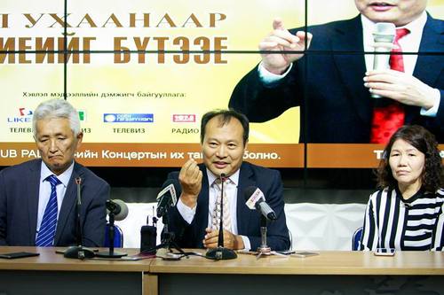 А.Мөнхөө эмч эрүүл мэндийн лекцээ уншина