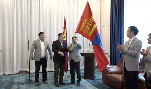 Тамирчдад төрийн далбаа гардуулж, амжилт хүслээ