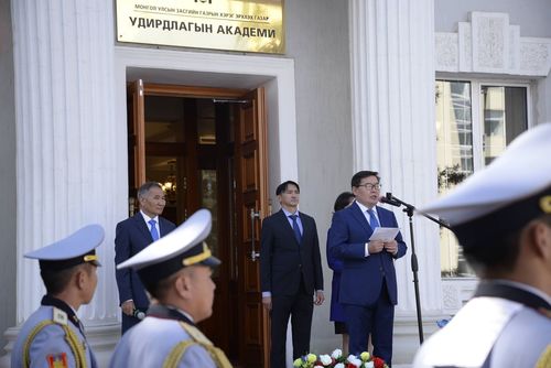 Г.Занданшатар багш, сонсогч оюутнуудад баяр хүргэлээ