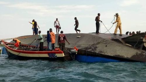 Усан онгоц осолдож, 40 хүн амиа алджээ