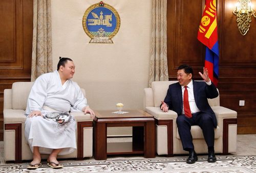 Хакухо М.Даваажаргалд баяр хүргэлээ