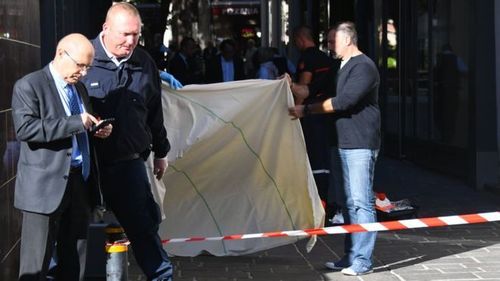 Цагдаагийн газрын дарга хутгалуулж, амиа алджээ