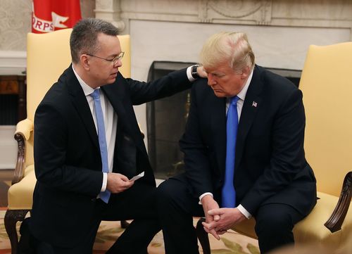 Америк номлогч суллагдаж, Трамптай уулзлаа