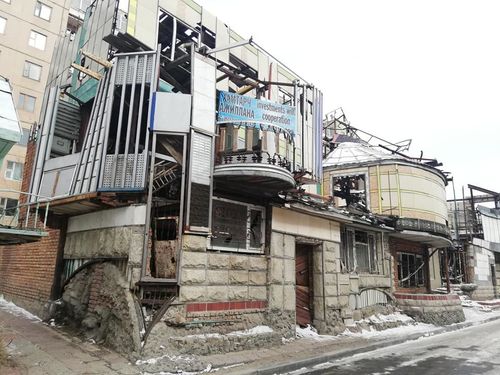 Цамбагаравын ард байрлах балгасыг буулгаж байна