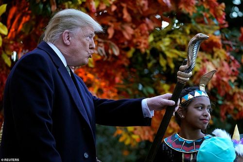 Трамп Цагаан ордондоо сүнсний баяр хийж, хүүхдүүдийг баярлууллаа