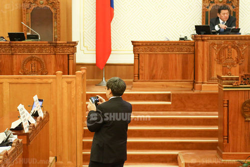 У.Хүрэлсүх “амиа бодож”, улсын төсвийг сөрөг хүчингүй батлав