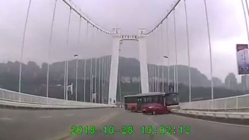 Автобусны жолоочоос болж, 13 хүн амиа алджээ