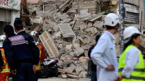 Францад барилга нурж, 10 хүн сураггүй болжээ
