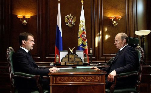 Путин, Медведев нарын айлчлалаас болж Кремль ЭЗЭНГҮЙ үлджээ