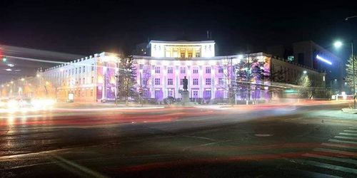 Таван барилгын гадна фасадыг гэрэлтүүллээ