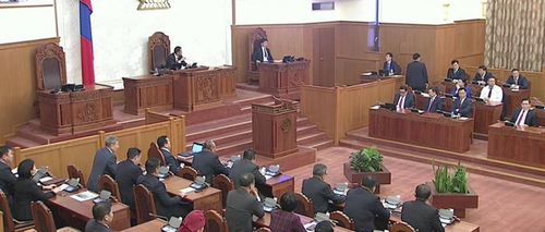 Ерөнхий сайдыг огцруулах асуудлыг хэлэлцэж байна