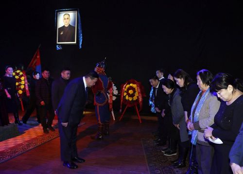 УИХ-ын дарга Ардын уран зохиолч Ш.Сүрэнжав агсантай салах ёс гүйцэтгэлээ