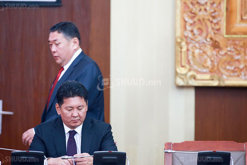 Чөлөөлөгдөх М.Энхболд буюу гадна удирдлагатай парламент