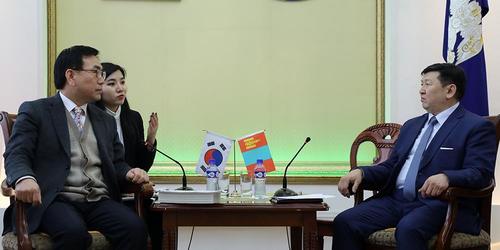 Солонгос улсад хөдөлмөр эрхлүүлэх талаар санал солилцов