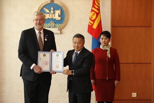 Элчин сайд Жон Ховард Лангтрийг Найрамдал медалиар шагнав