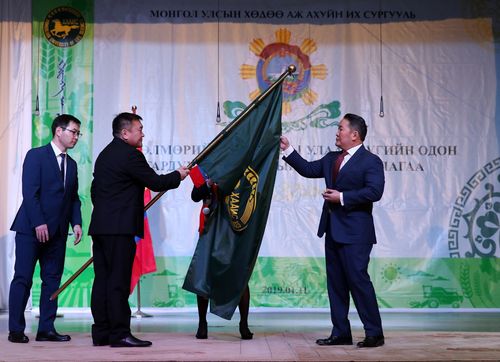 ХААИС-ийг Хөдөлмөрийн гавьяаны улаан тугийн одонгоор шагналаа