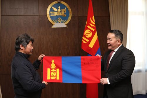 Антарктид тивд мандсан төрийн далбааг Ерөнхийлөгчид гардуулав