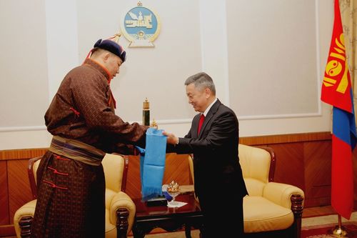 Ерөнхийлөгчийн нэрэмжит цомыг Оргихын Хангайд гардууллаа