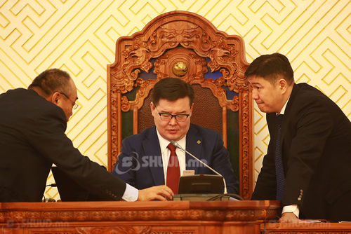 МАН амлалтаасаа, АН шаардлагаасаа түдгэлзэх үү
