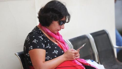 Нисэхийн ажилтанг алгадсан Британи эмэгтэй ял авчээ