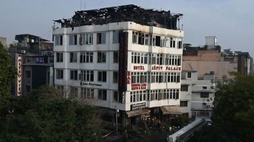Зочид буудалд гал гарч, 17 хүн амиа алджээ
