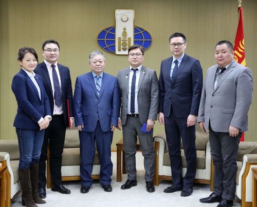 Дэд консул Г.Төмөрбаатарыг “Хүний эрхийн төлөө” тэмдгээр шагналаа
