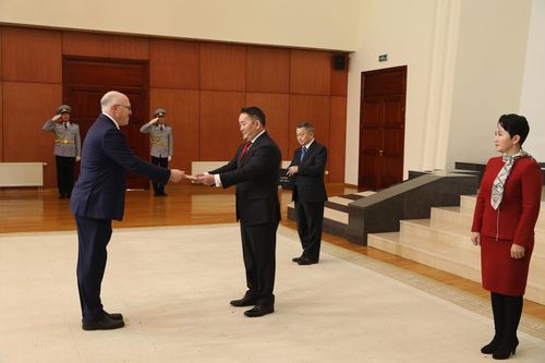Монголд Элчин сайдаар ирсэн нь нэр төрийн хэрэг