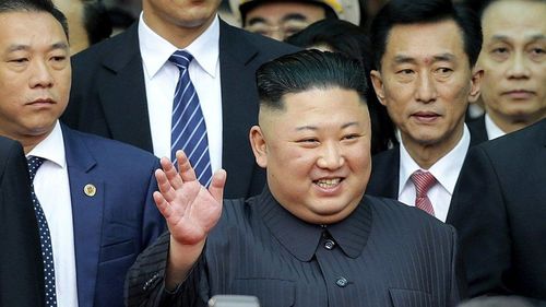Ким Чен Ун сэтгүүлчдээс болж, зочид буудлаа солиход хүрчээ