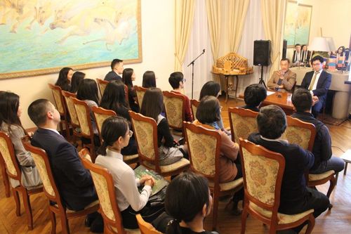 Францад сурч, ажиллаж байгаа монгол иргэдтэй уулзав