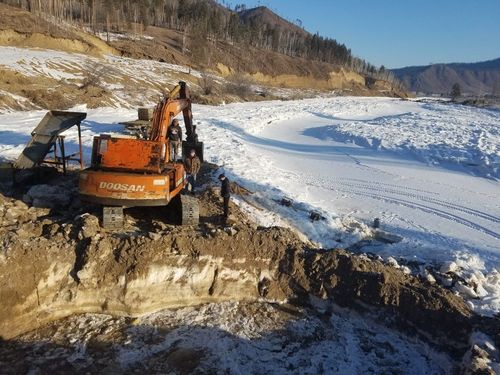 Ерөө голын гольдролд ашигт малтмал олборлож байжээ