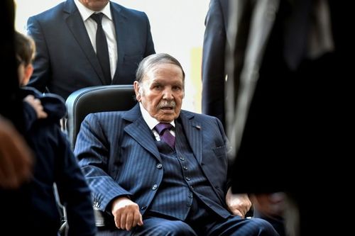 Алжирчууд эрх мэдэлд шунасан хөгшин Ерөнхийлөгчөө зогсоолоо