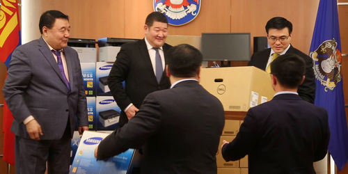 Нийслэл, дүүргийн Газрын албанд тоног төхөөрөмж гардууллаа