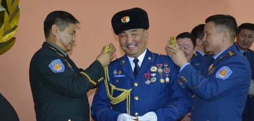 Алба хаагчид цол нэмлээ